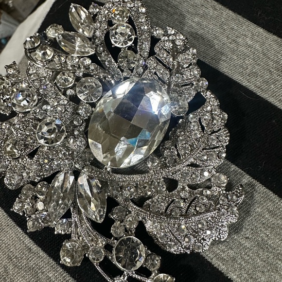 Elegant Silver Crystal Brooch - Picture 6 of 6
